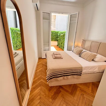 Apartmán Elegant Central Flat With Private Terrace In